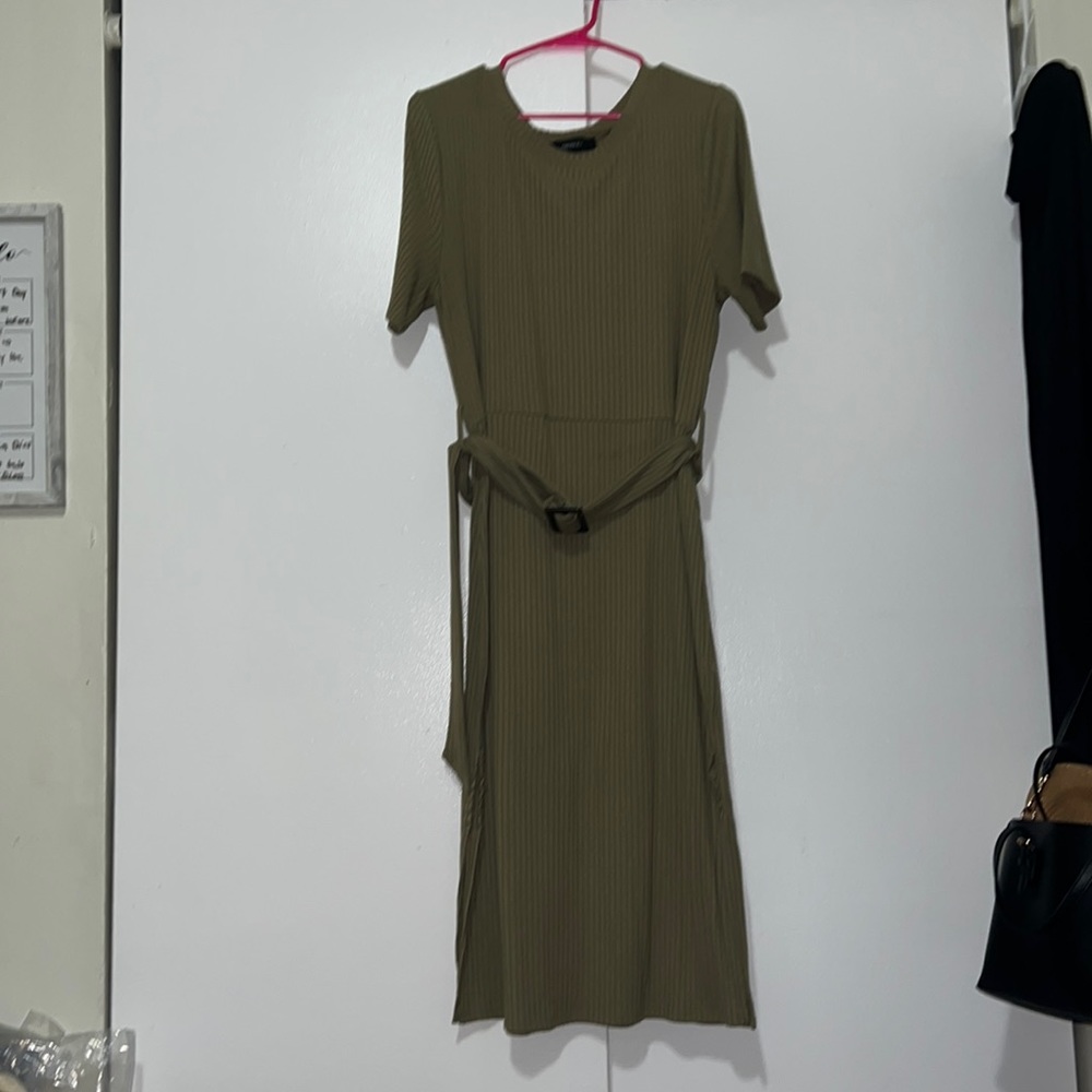 Selling an olive green forever 21 midi dress in size 2X.
